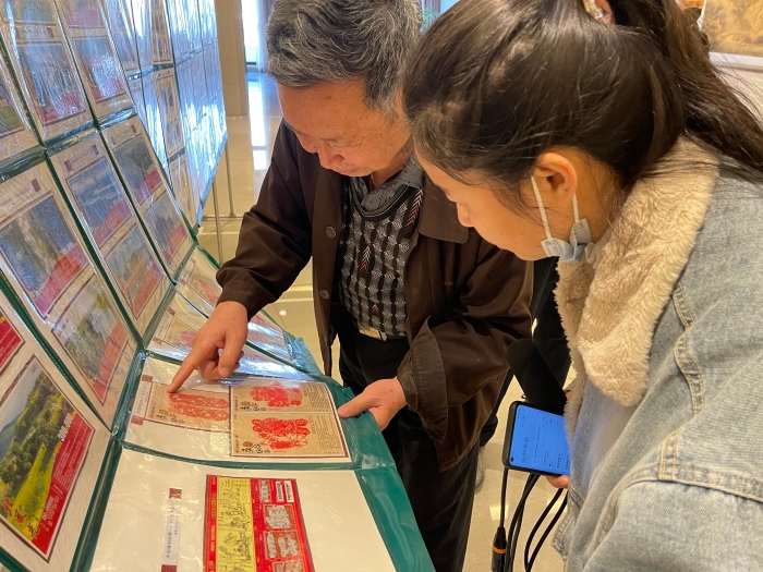 李学新向记者介绍彩票 李学新向记者介绍彩票