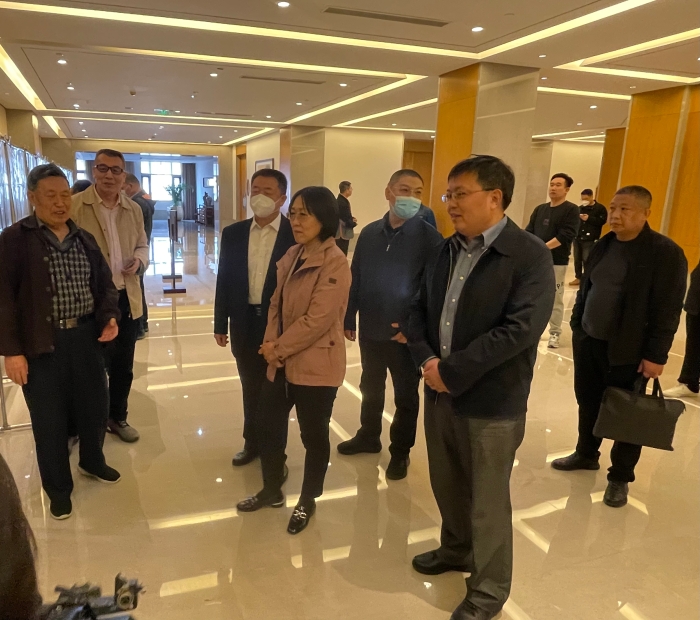 李学新向省市领导介绍福利彩票 李学新向省市领导介绍福利彩票