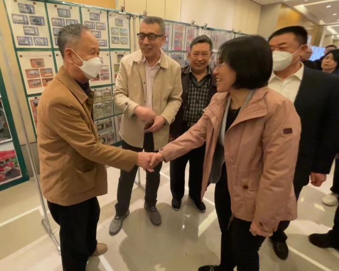 河北省民政厅副厅长张继华同志同栗坚握手 河北省民政厅副厅长张继华同志同栗坚握手