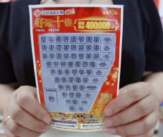 沈阳90后小情侣每周末固定逛街买刮刮乐，这次中了40万！