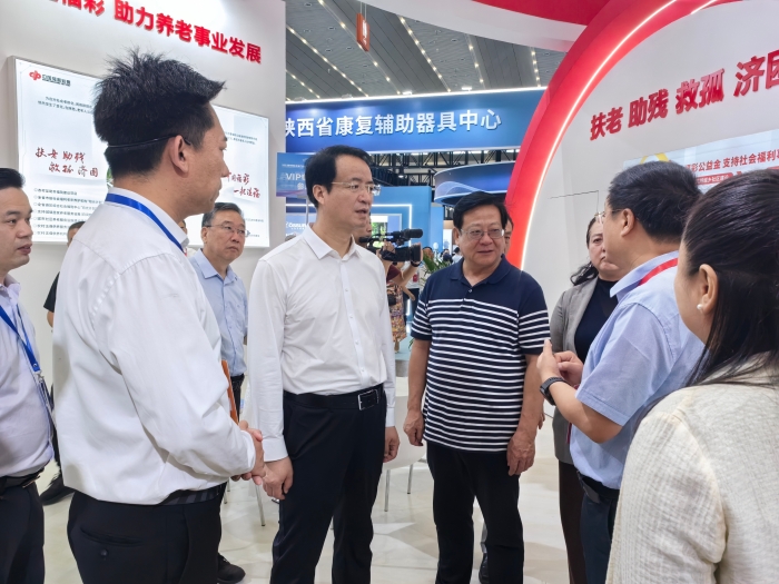 ②省民政厅李智远厅长参观福彩展位