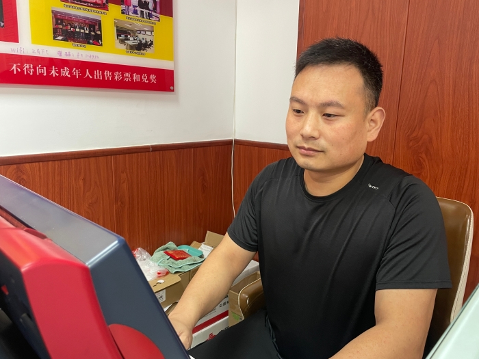 西安彩民中双色球687万元大奖 (1)