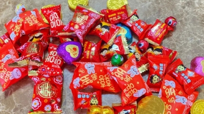 中刮刮乐“12星座”10万，高新区彩民兑奖现场发喜糖