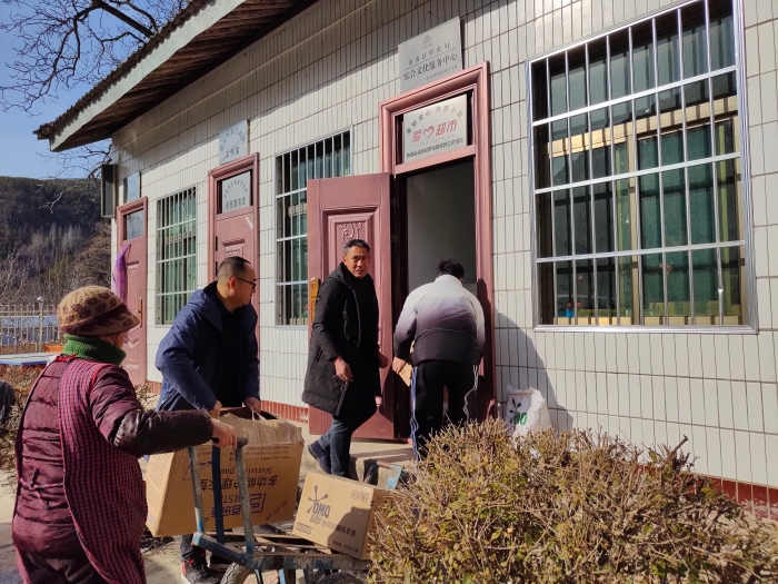 陕西福彩“暖冬公益行”为罗窑村爱心超市捐赠物资 (4)