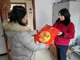 承德福彩向环卫工人和公交车司机赠送春节大礼包