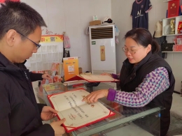 沧州福彩慰问荣获道德模范称号的网点业主和销售员