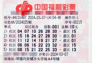 小姐姐林安(化名)在家人的陪同下来到市福彩中心兑奖大厅,领走了