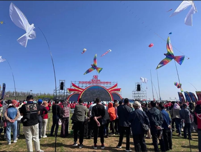 公益福彩 放飞梦想 潍坊福彩为国际风筝会“添彩”