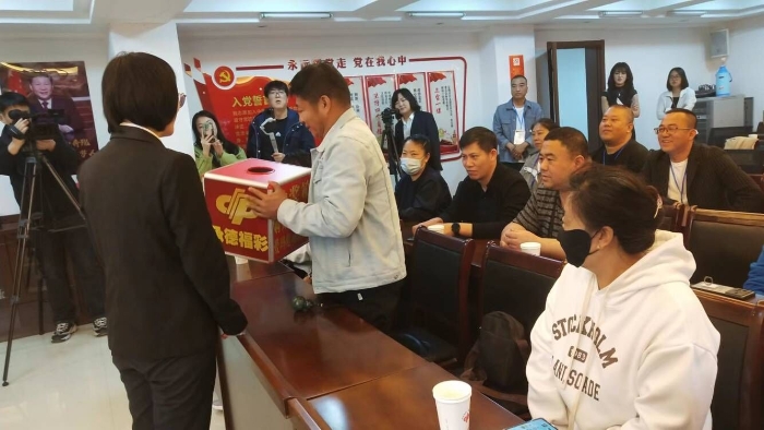 承德福彩“购买福彩快乐8 爱玛电动骑回家”活动抽奖活动完满完成