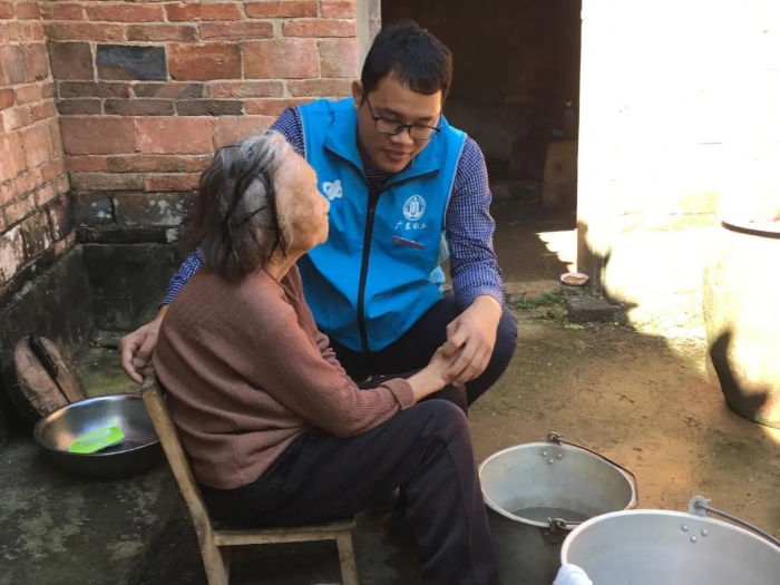 “双百”社工定期入户探访独居特困老人，提供社会心理支持，缓解其孤独情绪