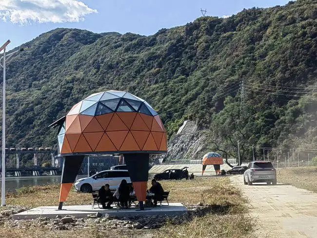 鸭绿江畔融红旅 公益彩票绘幸福