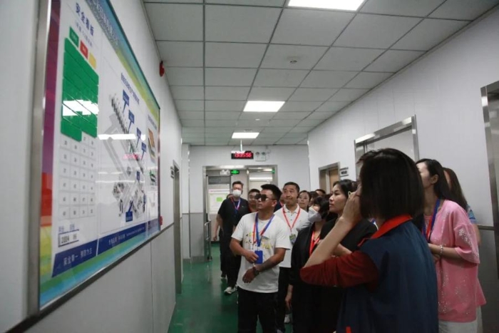 在工厂内部参观 在工厂内部参观