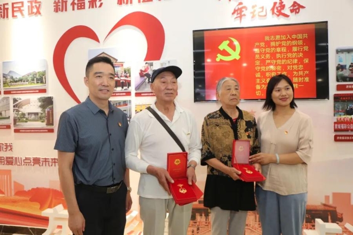 颁发“光荣在党50年”纪念章 颁发“光荣在党50年”纪念章