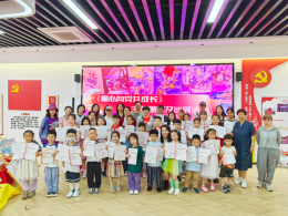 “童心向党共成长”主题漫画作品展迎来小观众