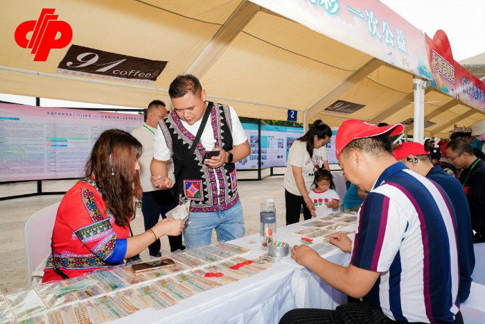 现场市民争相体验刮奖乐趣 现场市民争相体验刮奖乐趣