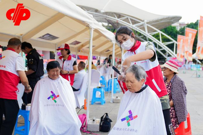 公益服务区人头攒动2 公益服务区人头攒动2