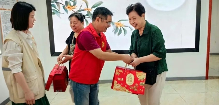 福建省福彩中心中秋节慰问社区困难群众