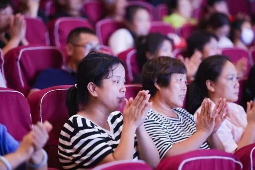 浙江省2024年“福彩暖万家”困难大学生公益资助活动现场,困难学子的励志故事感动了听众。 浙江省2024年“福彩暖万家”困难大学生公益资助活动现场,困难学子的励志故事感动了听众。