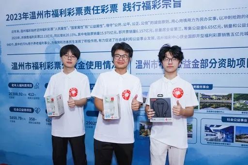 受助学子收到爱心企业送上的耳机等礼物。 受助学子收到爱心企业送上的耳机等礼物。