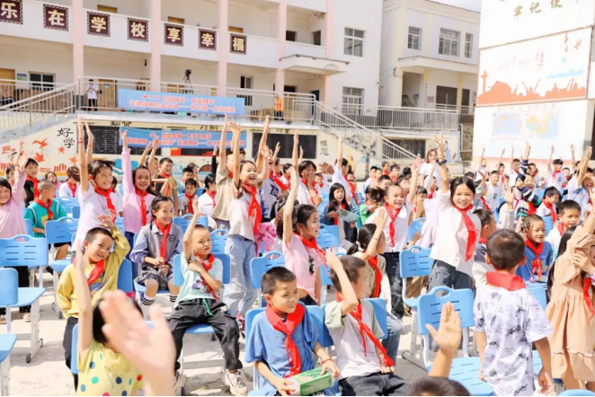 图为建坪小学学生参与游戏互动 图为建坪小学学生参与游戏互动