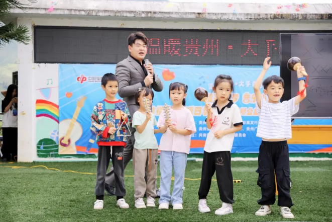 图为贵州师范大学音乐学院志愿者给学生上声乐课 图为贵州师范大学音乐学院志愿者给学生上声乐课