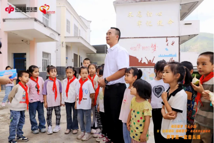 图为建坪小学校长王琳接受记者采访 图为建坪小学校长王琳接受记者采访