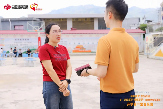 图为福利彩票销售代表接受记者采访 图为福利彩票销售代表接受记者采访