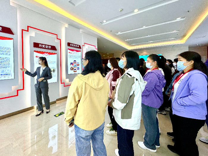 深圳福彩观摩团听讲解员讲解福彩发展历程 深圳福彩观摩团听讲解员讲解福彩发展历程