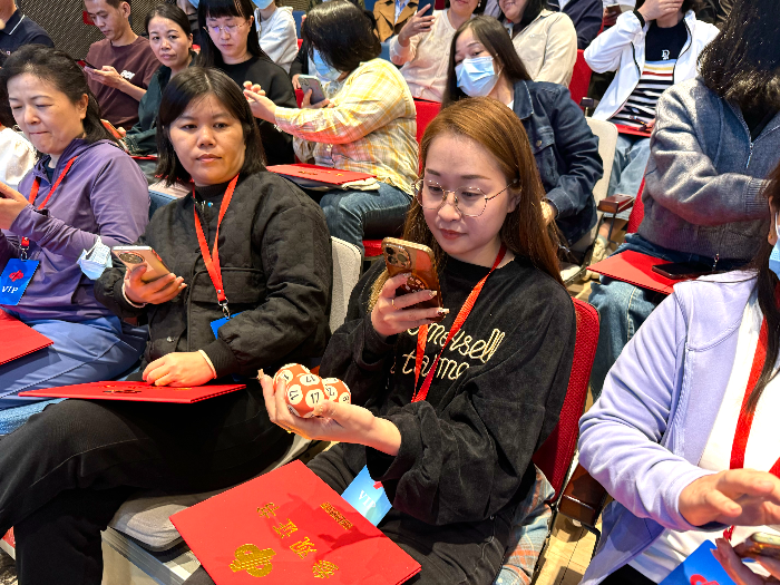 深圳福彩观摩团给退役双色球拍照留念 深圳福彩观摩团给退役双色球拍照留念