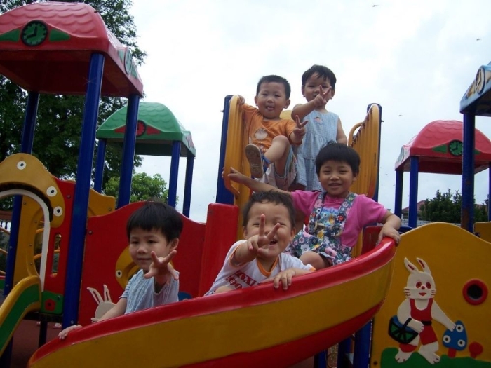 展览图片之一:在由浙江福彩公益金资助的宁波恩美儿童福利院里,孩子们在快乐玩耍。 展览图片之一:在由浙江福彩公益金资助的宁波恩美儿童福利院里,孩子们在快乐玩耍。