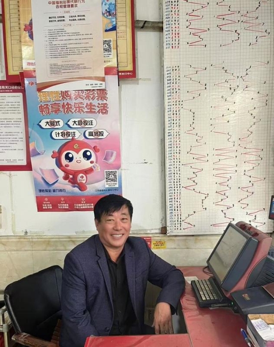 从帅气Tony老师到福彩销售员，十几年坚守因为热爱