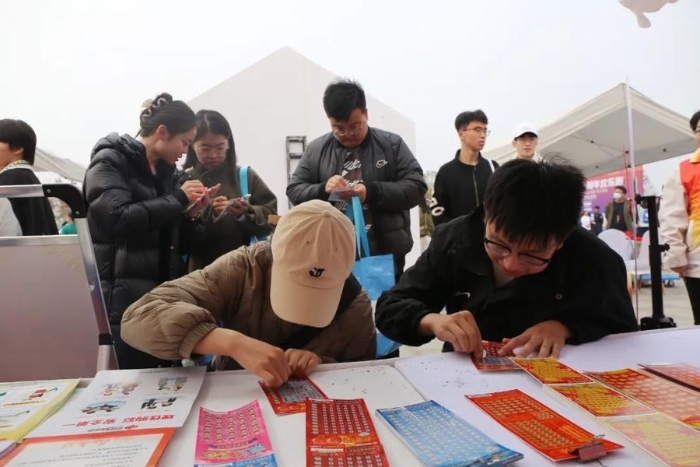 市民纷纷体验购彩乐趣 市民纷纷体验购彩乐趣