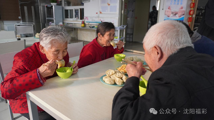 老人们在改造后的食堂吃着热气腾腾的饺子 老人们在改造后的食堂吃着热气腾腾的饺子
