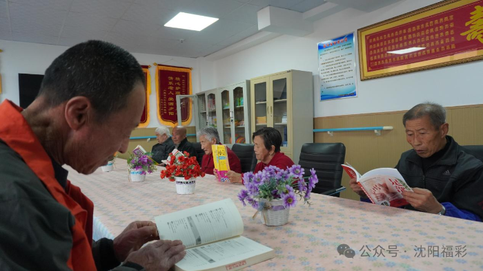 老人们正在改造后的图书室安静的读书 老人们正在改造后的图书室安静的读书