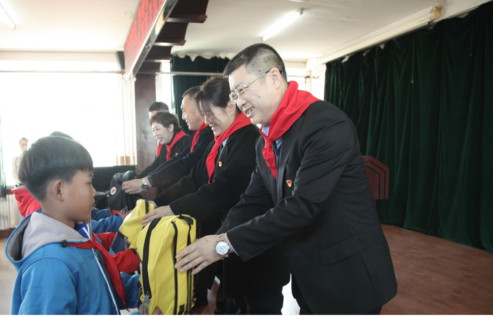 公益福彩 福暖四季 与爱同行 呵护成长——龙江福彩开展关爱留守儿童公益活动暨主题党日活动