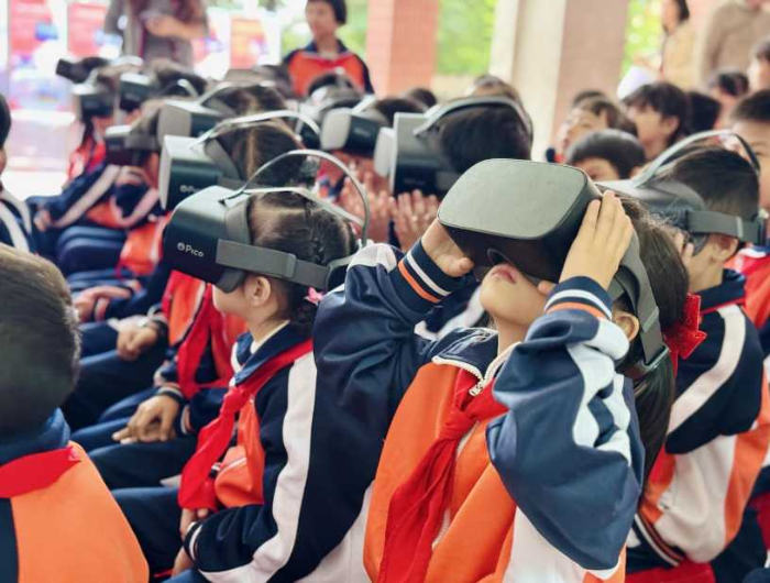 图为广东省“流动少年宫”公益送教活动 图为广东省“流动少年宫”公益送教活动