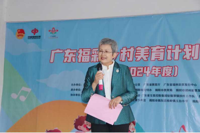 图为曹群教授为孩子们开展主题讲座 图为曹群教授为孩子们开展主题讲座