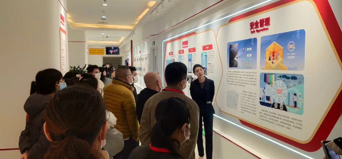 参观中国福利彩票发行管理中心的展厅 参观中国福利彩票发行管理中心的展厅