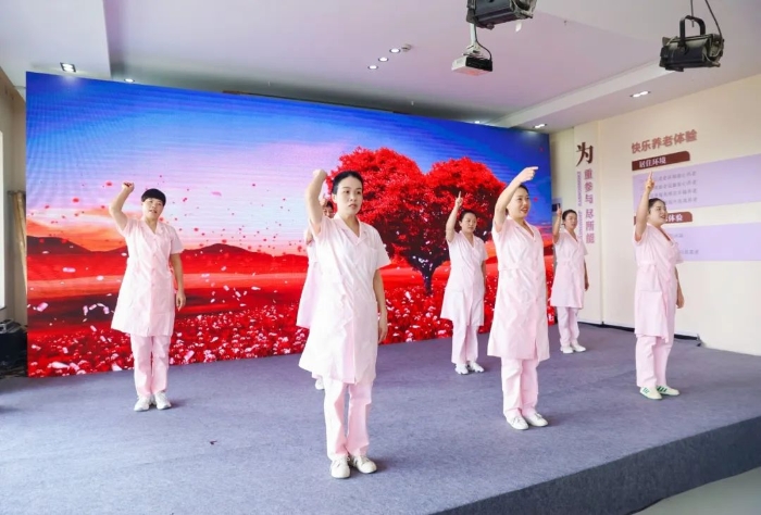 绍兴站活动走进嵊州市阳光山庄(敬老院),养老护理员表演手语版《感恩的心》。 绍兴站活动走进嵊州市阳光山庄(敬老院),养老护理员表演手语版《感恩的心》。