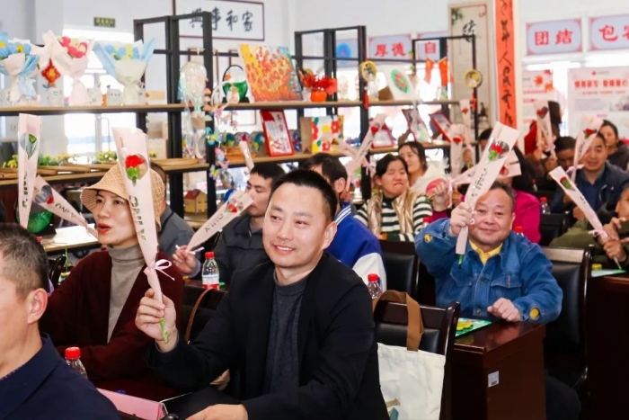 嘉兴站活动中,社会公众与在院养员挥舞着红色康乃馨,欣赏精彩节目。 嘉兴站活动中,社会公众与在院养员挥舞着红色康乃馨,欣赏精彩节目。