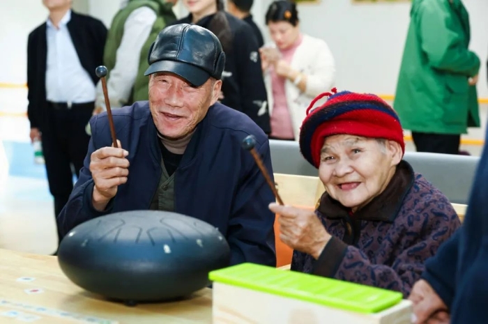 义乌站活动中,居住在市康乐园养老中心的老人体验空灵鼓。 义乌站活动中,居住在市康乐园养老中心的老人体验空灵鼓。