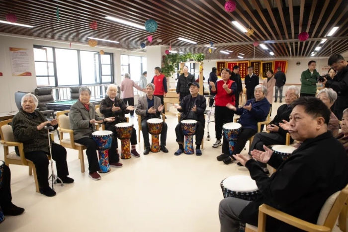 台州站活动走进市社会福利院,工作人员与在院老人一起学习非洲鼓。 台州站活动走进市社会福利院,工作人员与在院老人一起学习非洲鼓。