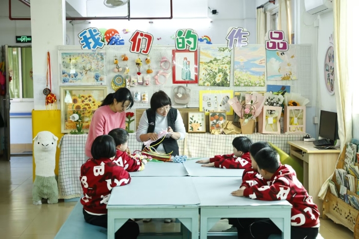 孩子们认真学习手工制作 孩子们认真学习手工制作