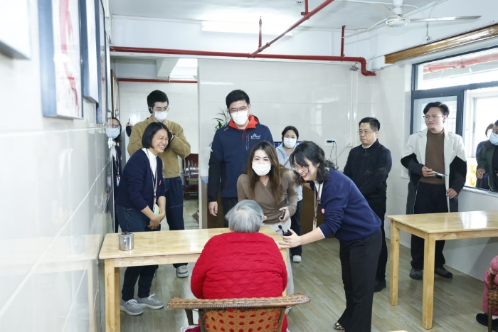 与福利院老人话家常 与福利院老人话家常