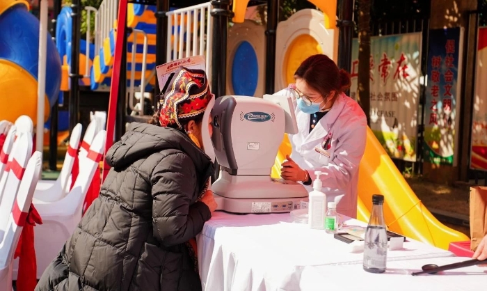 图:志愿者们为老人们健康义诊 图:志愿者们为老人们健康义诊