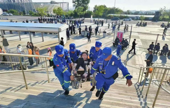 江敦军(左一)参与大连国际马拉松比赛志愿行动 江敦军(左一)参与大连国际马拉松比赛志愿行动