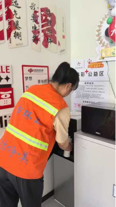 2114000086号实体店内的公益服务区 2114000086号实体店内的公益服务区