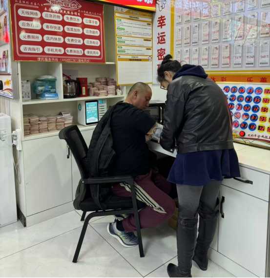 2114014067号实体店内的爱心驿站 2114014067号实体店内的爱心驿站