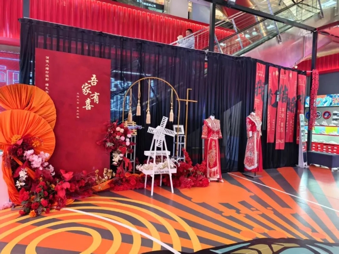 滨州市福彩中心与惠民县民政局在惠民县信誉楼百货公司中厅位置设立福彩销售专区。图为“吾家有喜”打卡区。