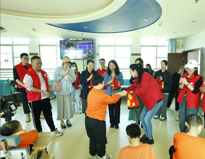 为孩子们送上爱心小礼物